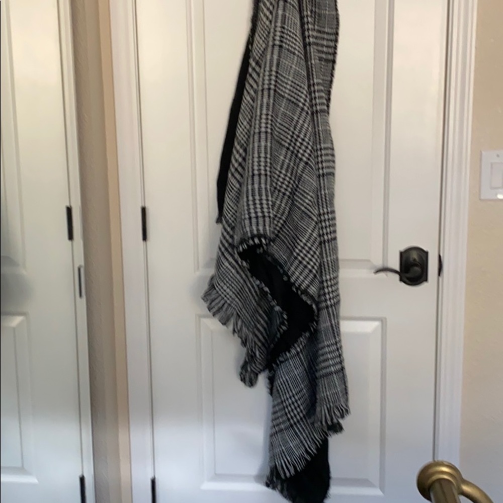 DKNY Wrap that’s never been worn. Tag attached.